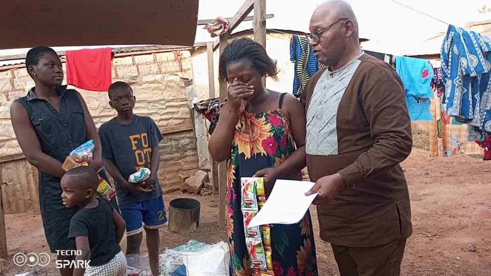 Rita Djilika et ses enfants lors de la distribution