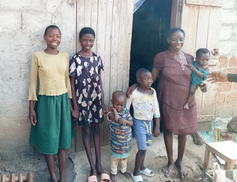 Estelle et les enfants à Bertoua
