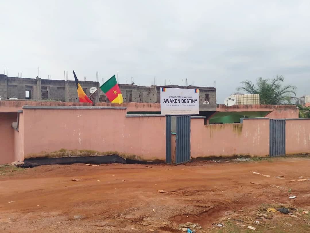 Awaken Destiny's new building in Nkolmesseng (Yaoundé), with its plaque and the Belgian and Cameroonian flags