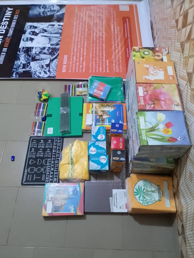 Distribution de matériel scolaire