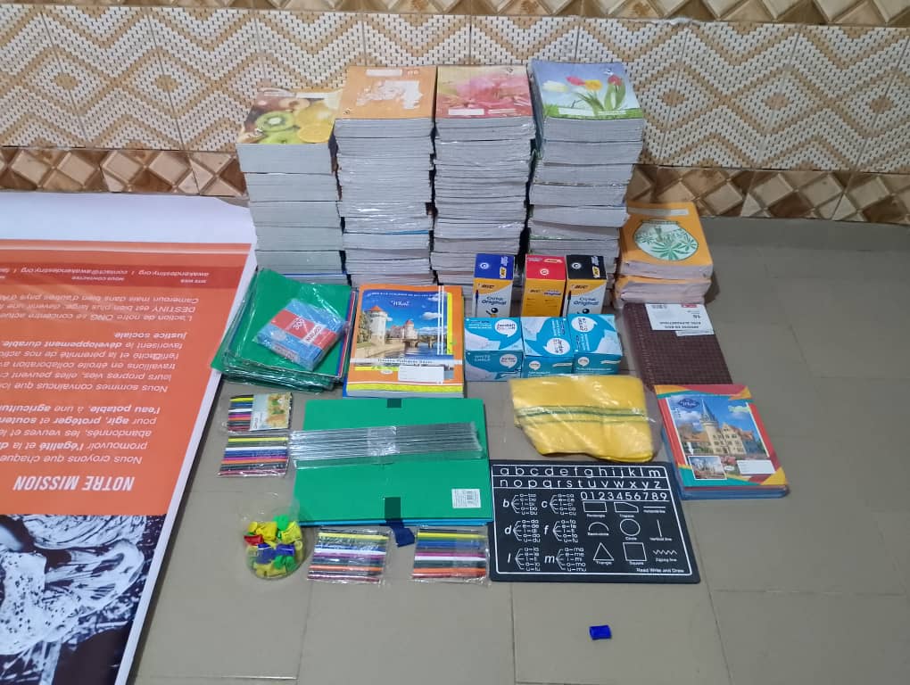 Distribution de matériel scolaire