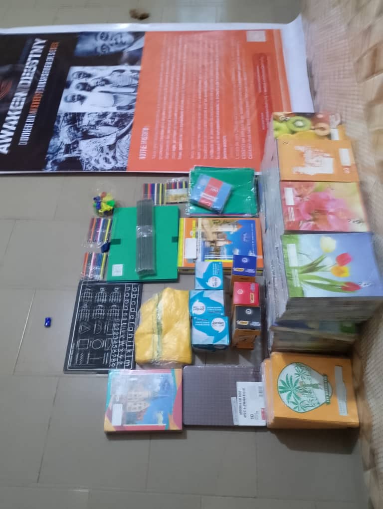 Distribution de matériel scolaire