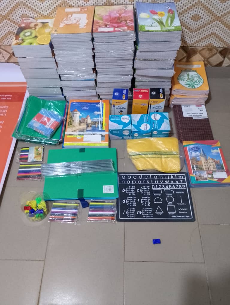Distribution de matériel scolaire