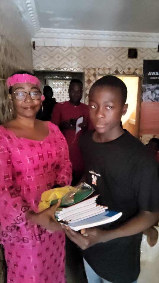 Distribution de matériel scolaire