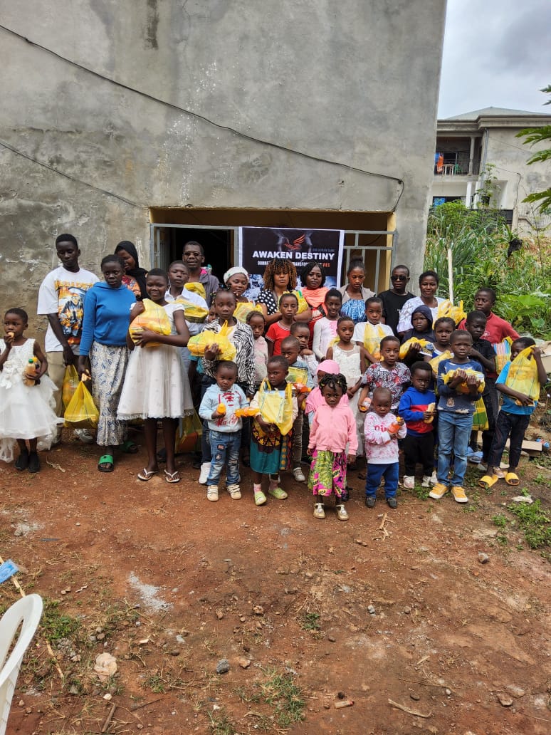 Distribution de matériel scolaire