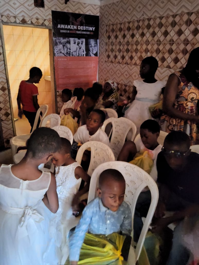 Distribution de matériel scolaire