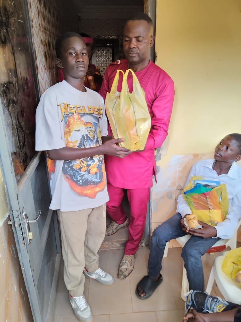 Distribution de matériel scolaire