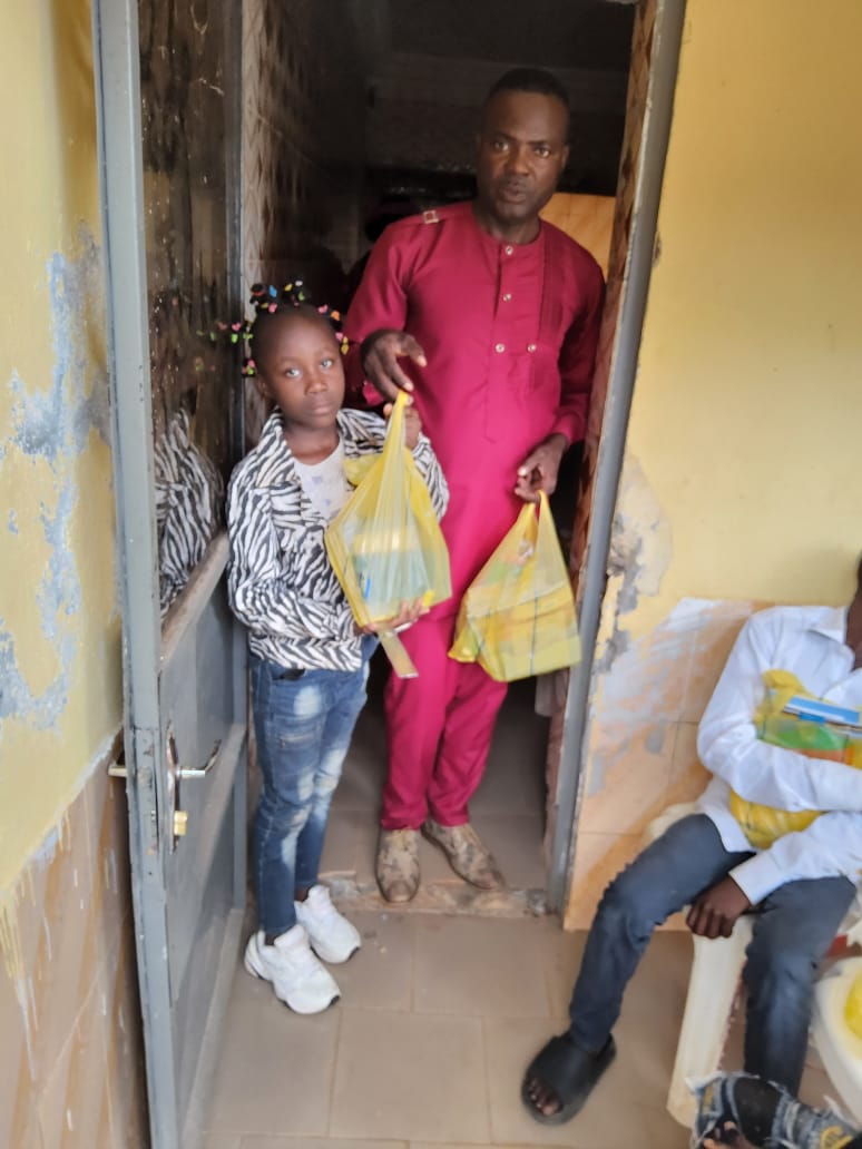 Distribution de matériel scolaire