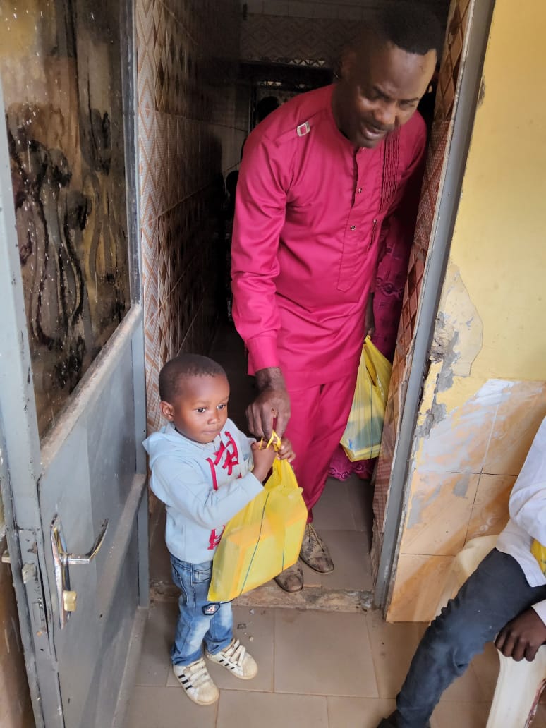 Distribution de matériel scolaire