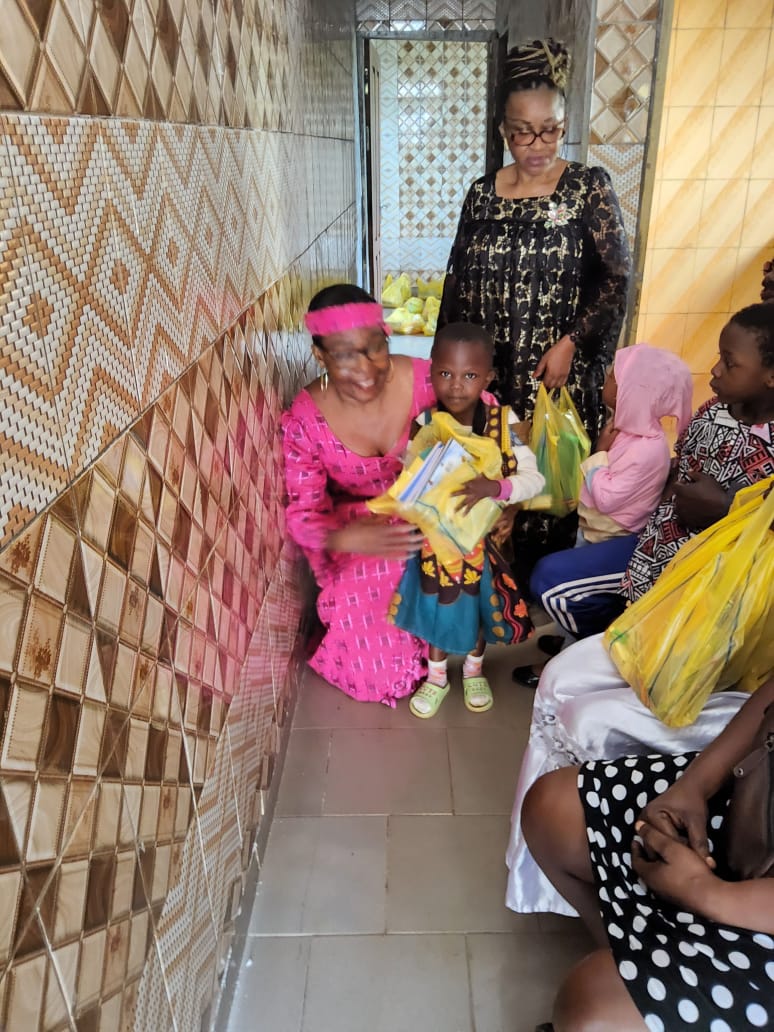 Distribution de matériel scolaire