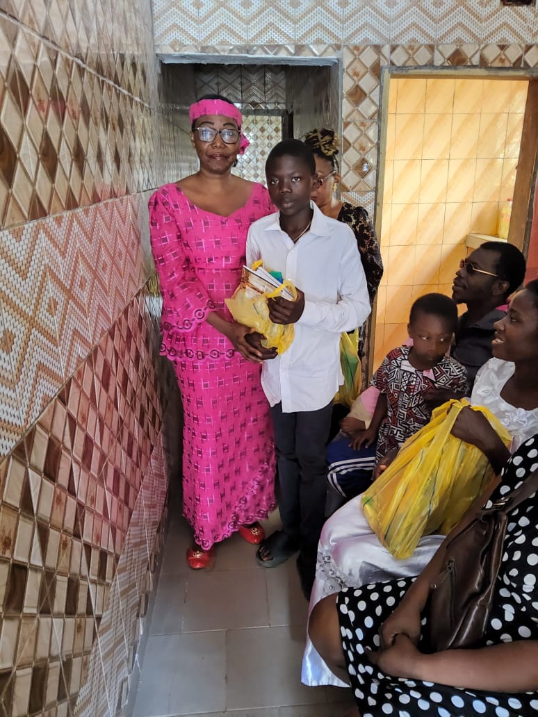 Distribution de matériel scolaire
